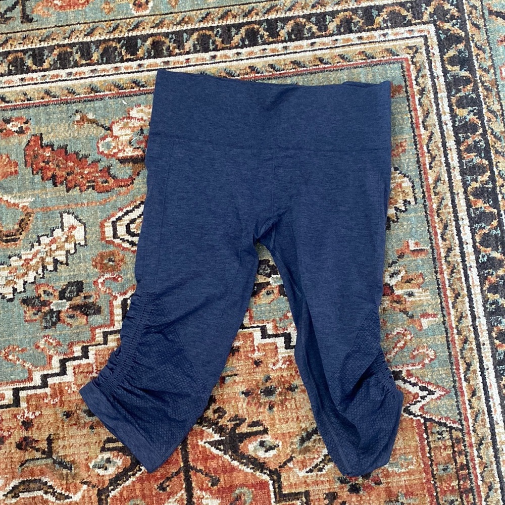 Size 6 Lululemon crop leggings. For just below the knee.